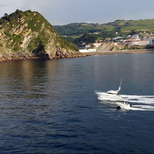 Puerto pesquero de Getaria con el monte San Antón (Ratón de Getaria) al fondo.